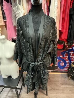 VICTORIA'S SECRET BLACK SHORT LACE ROBE O/S